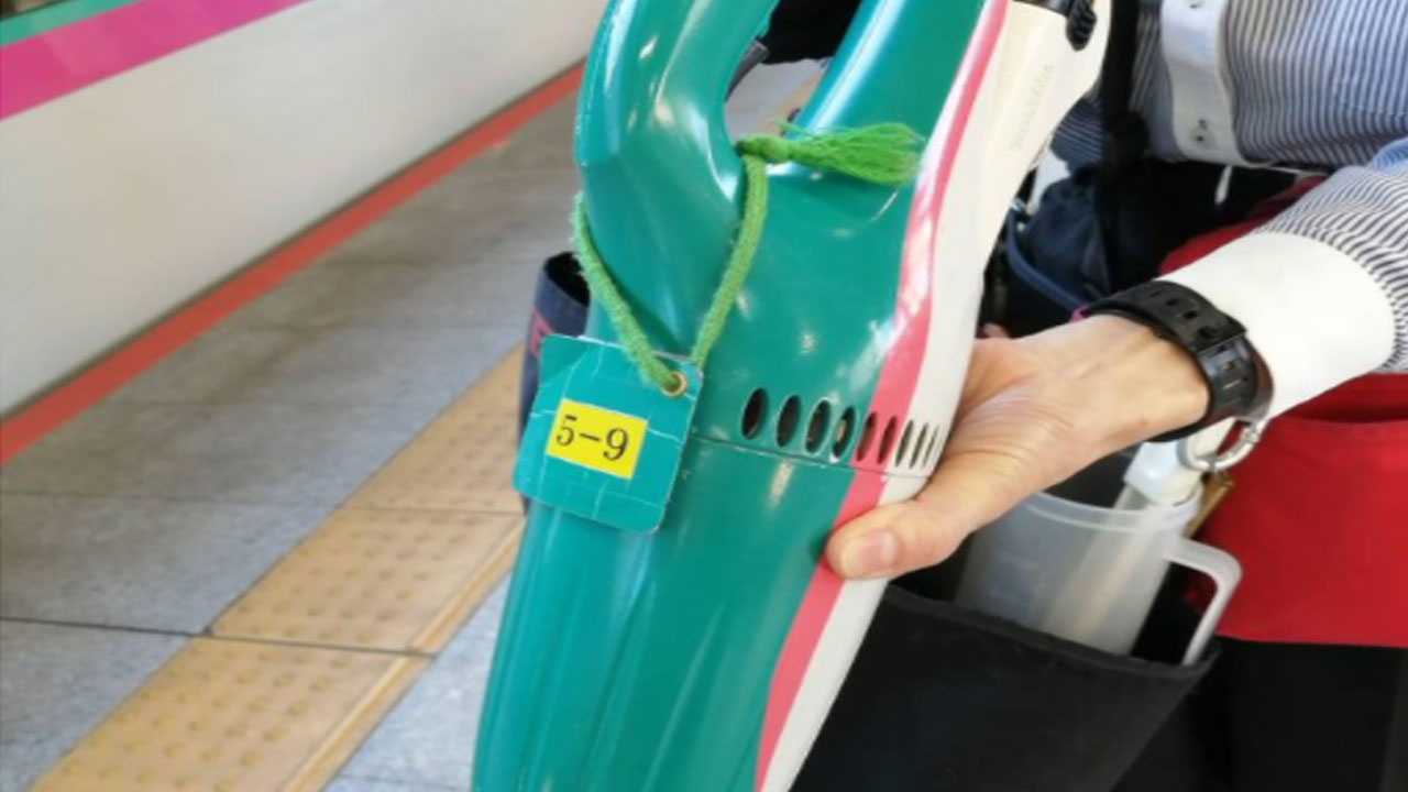 新幹線の清掃員が使ってるマキタのコードレス掃除機の型番