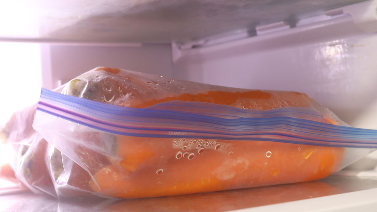 ジップロックに入れた新鮮なにんじん