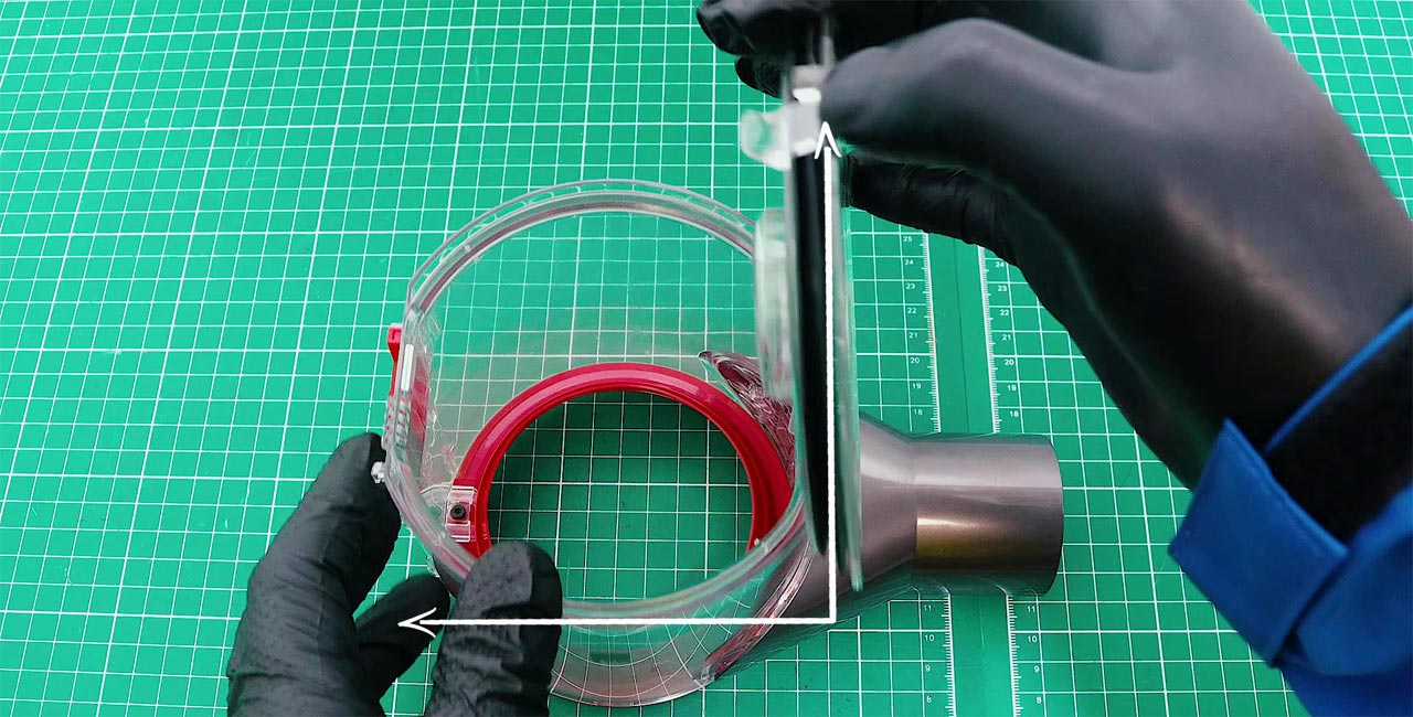 dyson V7/V8 クリアビンの蓋を取り外す手順.3(フタを垂直に立てる)