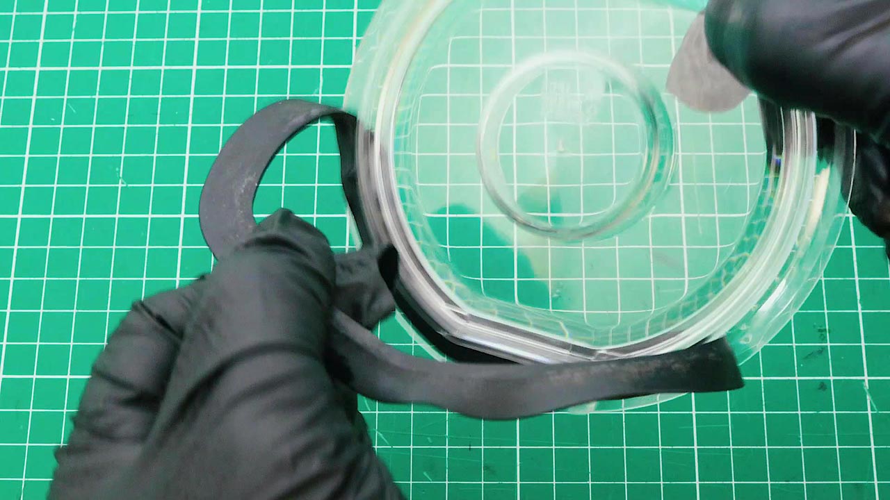 dyson V7/V8 クリアビンのパッキンを取り外す手順.2(左右のパッキンを引っ張り出す)