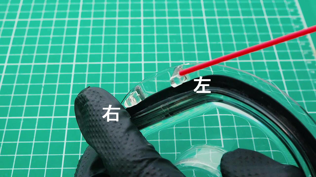 dyson V7/V8 クリアビンの蓋を取り付ける手順.1(爪に潤滑剤を注す)
