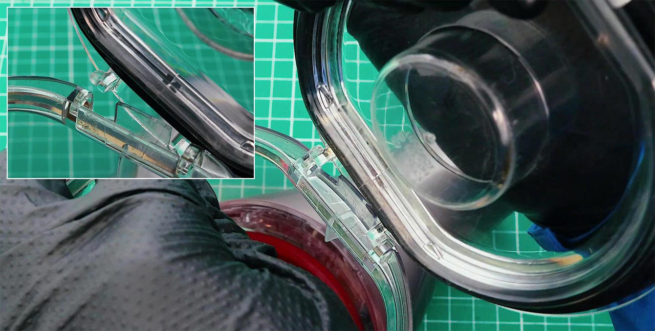 dyson V7/V8 クリアビンの蓋を取り付ける手順.2(片側の爪を差し込む)