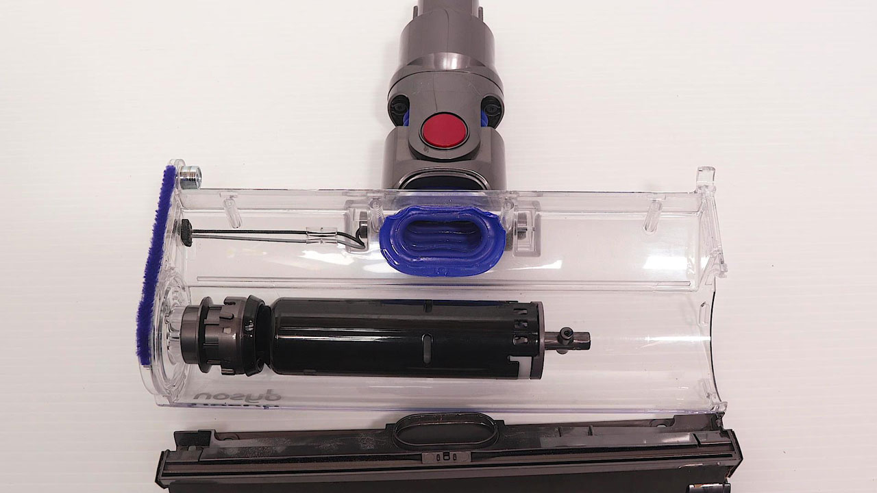 ソフトローラークリーナーヘッドの底面プレートを取り外した様子