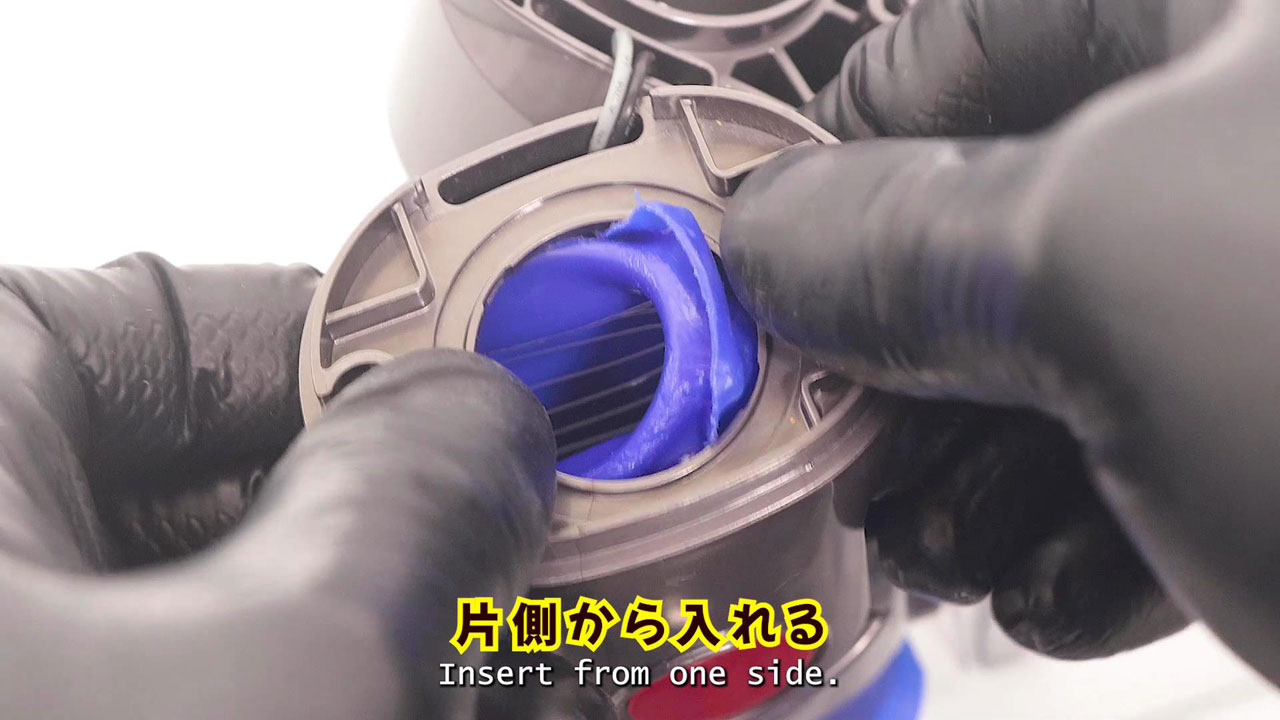 ダイソンの蛇腹ホース（ストレートパイプ側）をはめ込む手順（右側から押し込む）